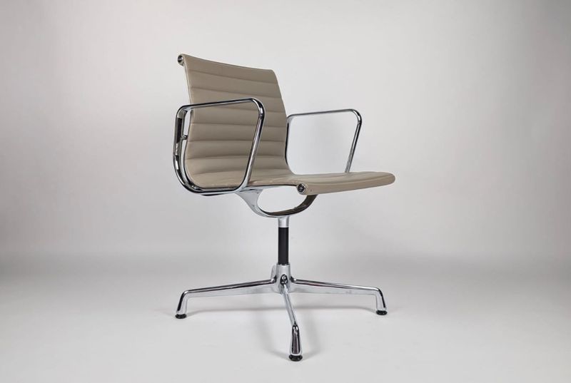 Vitra, Charles Eames EA 103 -Chair Leder drehbar Chrom