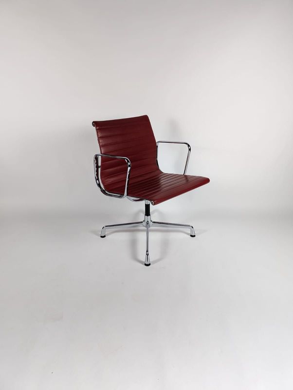 Vitra, Charles Eames EA 108 -Chair Leder rot drehbar Chrom