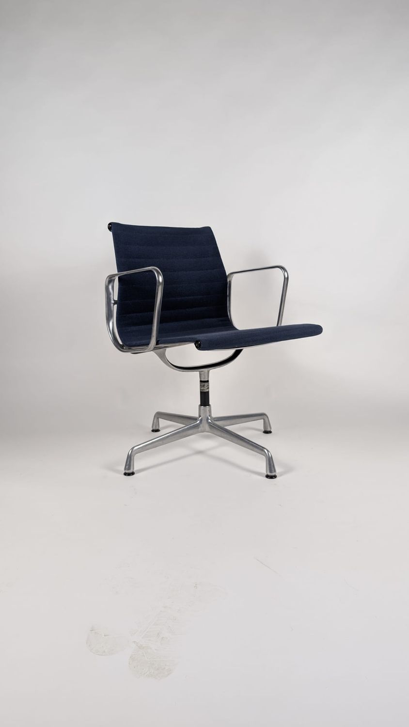 Vitra, Charles Eames EA 108 -Chair Blau Hopsack drehbar Alu  poliert