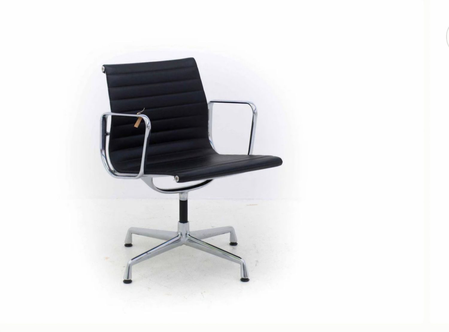 Vitra, Charles Eames EA 108 -Chair Leder schwarz drehbar Alu