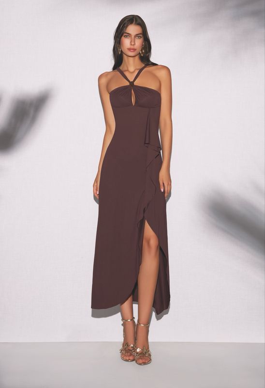 Abito lungo con accessorio sul décolleté