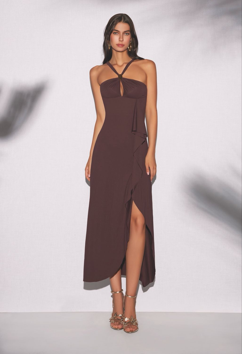 Abito lungo con accessorio sul décolleté