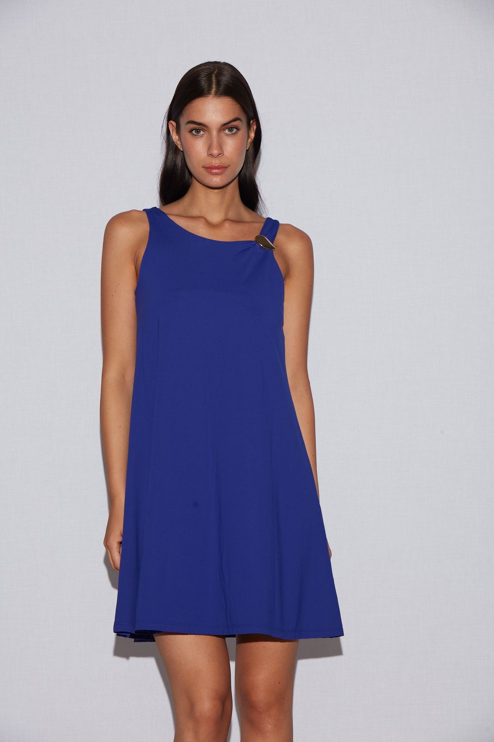 Abito corto con accessorio sulla spallina