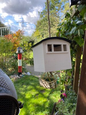 Badehaus als Meisenknödelhalter