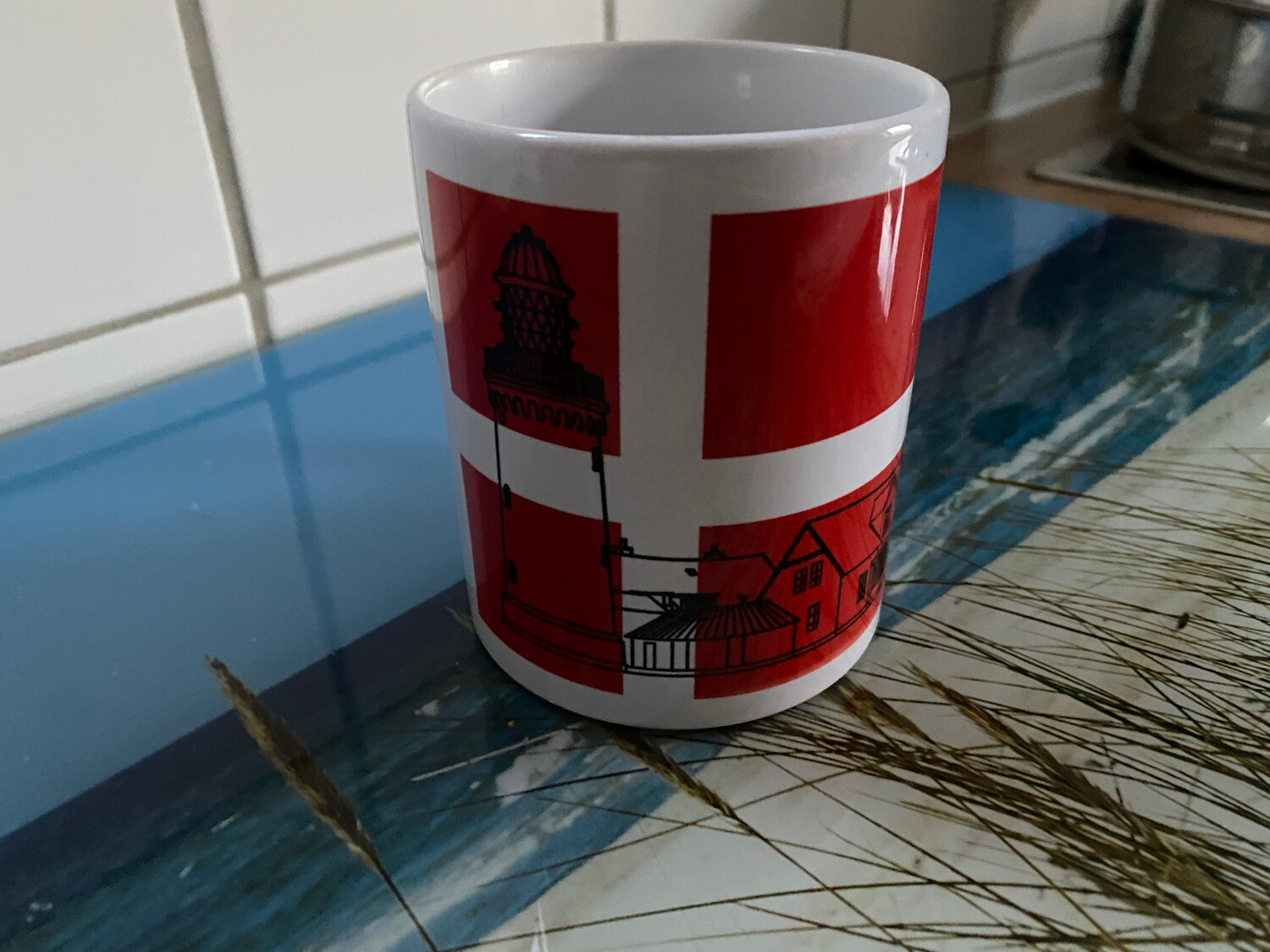 Tasse „Danebrog mit Zeichnung vom Bovbjerg Fyr „