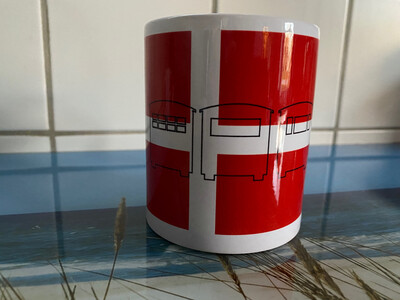 Tasse „Danebrog mit Drei Badehäusern“ Tasse „Danebrog mit Drei Badehäusern“