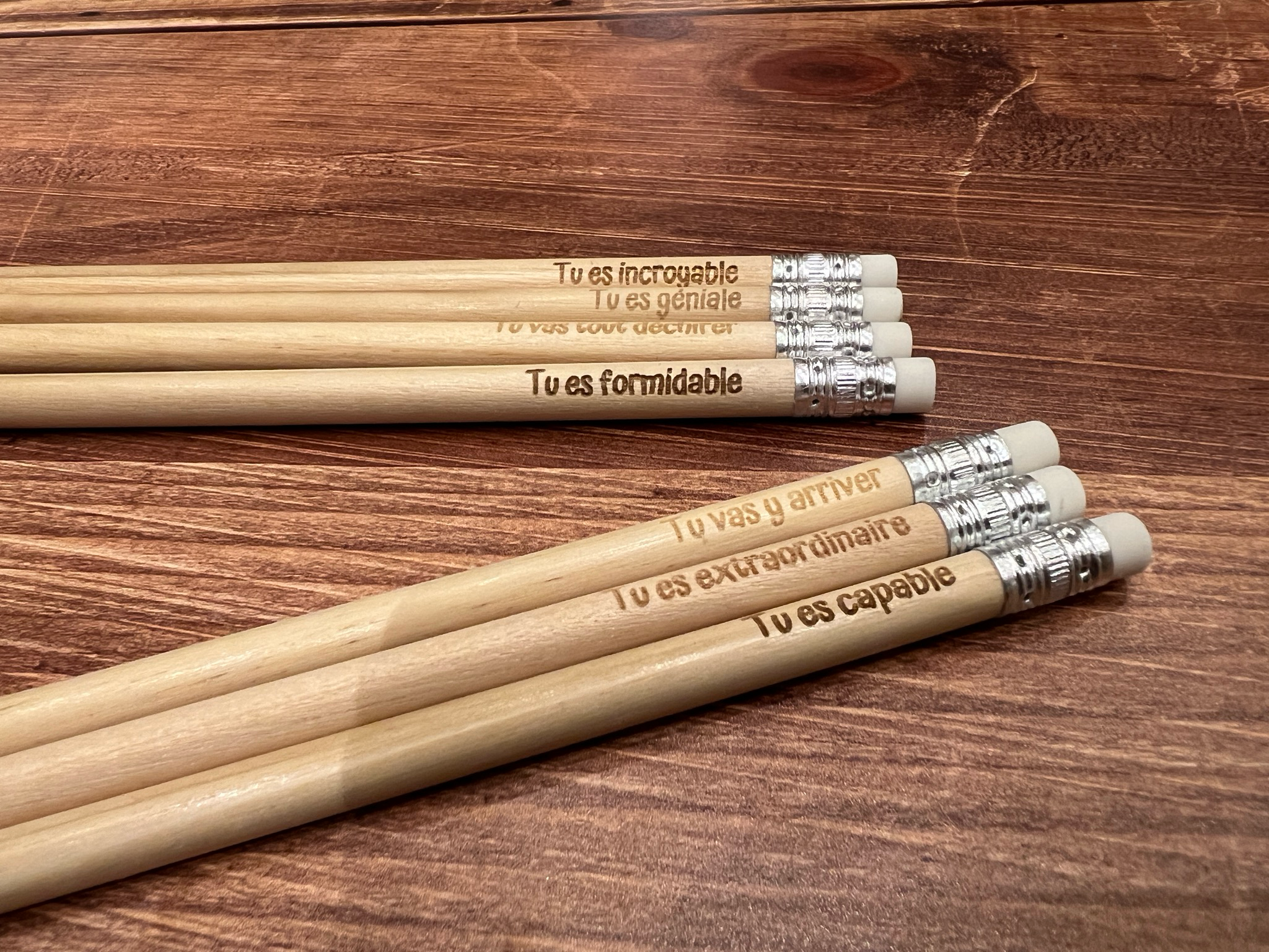 Crayon en bois gravée avec votre texte