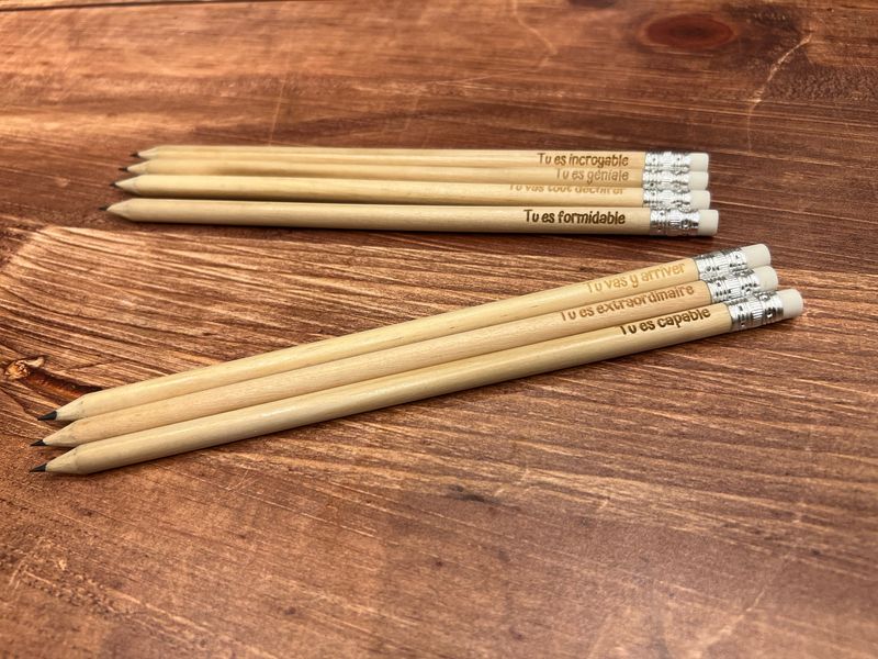 Crayon en bois gravée avec votre texte