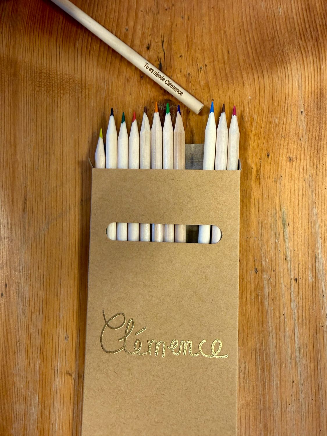 Lot de 12 crayons de couleurs avec citations positives (personnalisable avec un prénom au choix) Lot de 12 crayons de couleurs avec citations positives (personnalisable avec un prénom au choix)