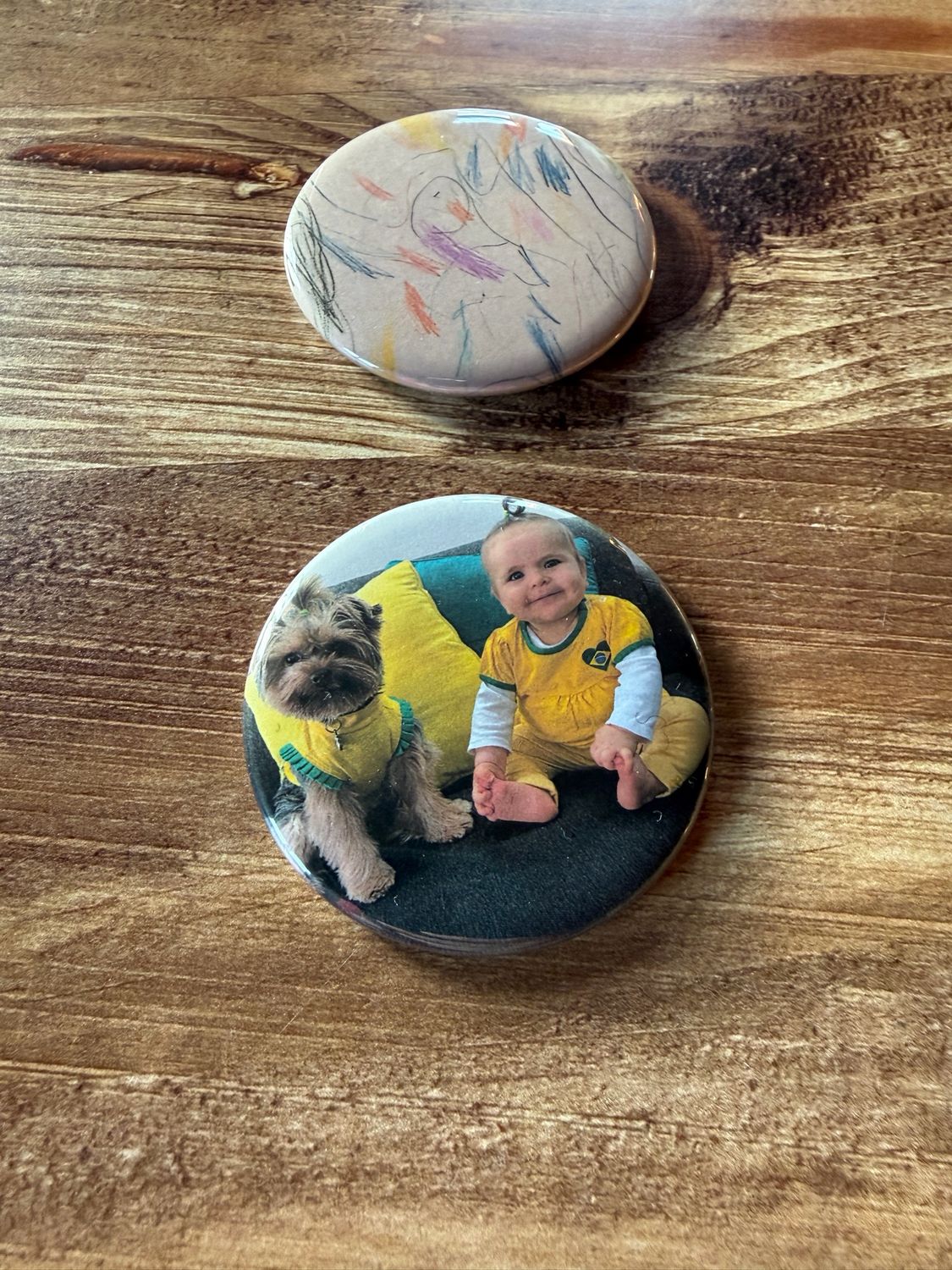 Votre magnet / badge/ miroir personnalisé (avec le dessin ou une photo de votre enfant) Votre magnet / badge/ miroir personnalisé (avec le dessin ou une photo de votre enfant)