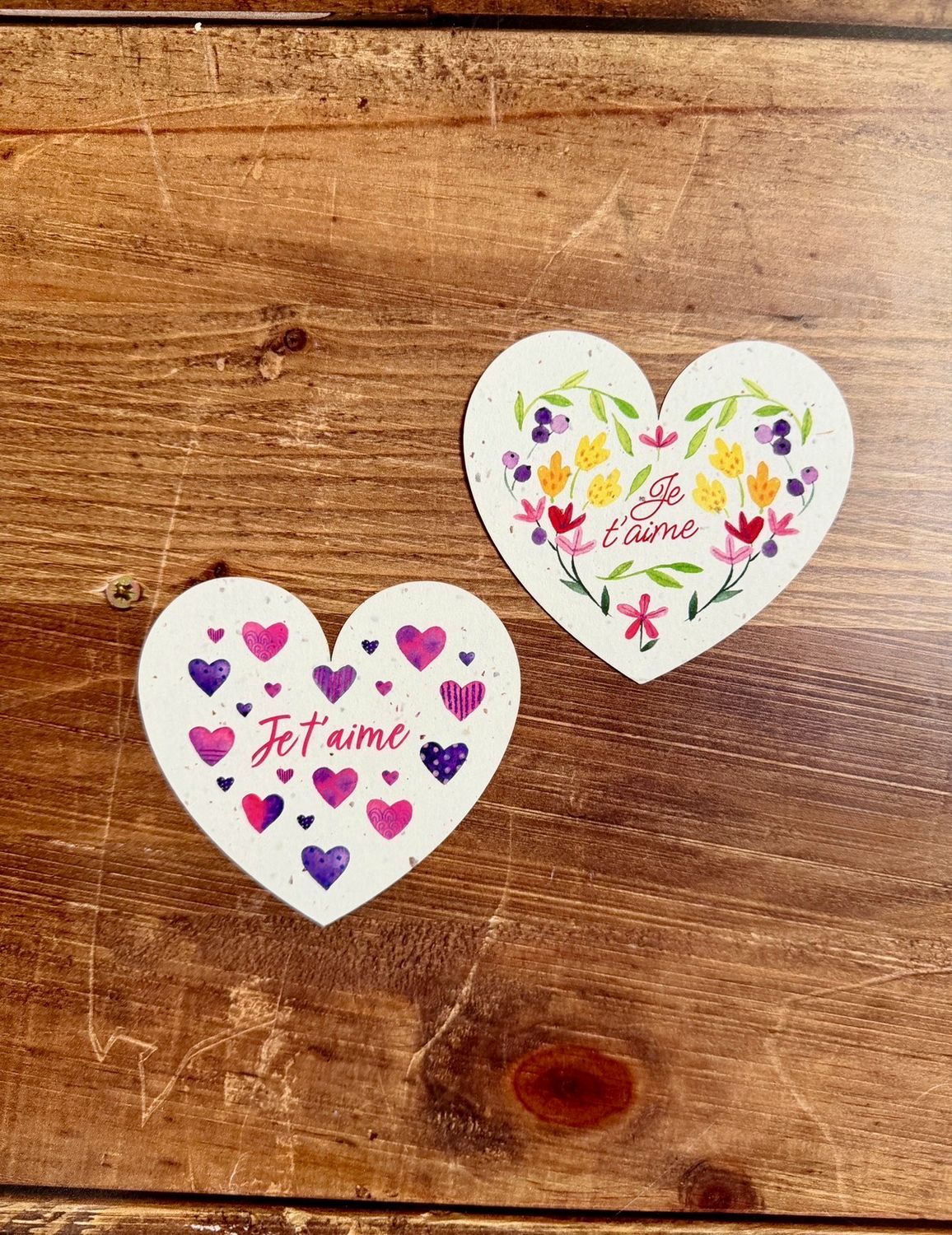 Petites cartes cœur illustrées en papier de bulbes de tulipes – Je t’aime Petites cartes cœur illustrées en papier de bulbes de tulipes – Je t’aime