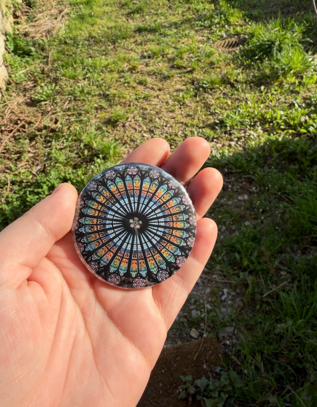 Rosace de la Cathédrale Notre Dame de Strasbourg en magnet, magnet décapsuleur, badge ou miroir et sa carte offerte