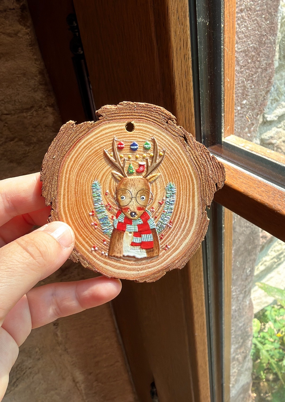 Décoration de Noël sur rondin de bois