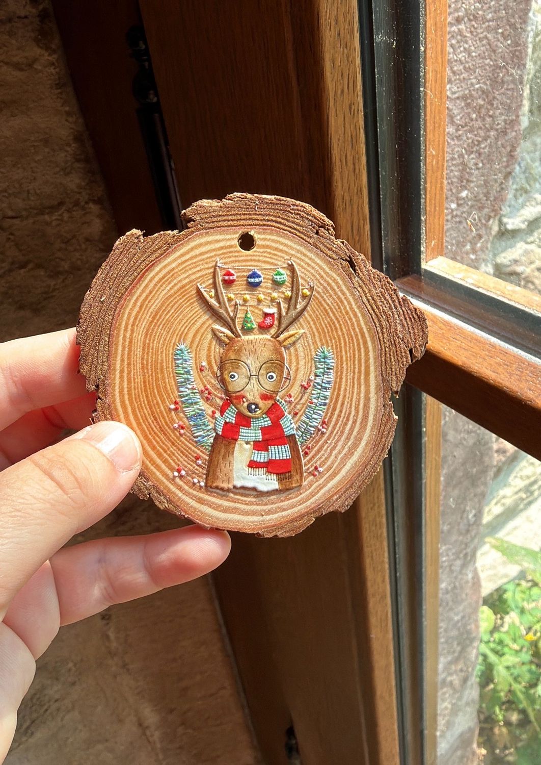 Décoration de Noël sur rondin de bois