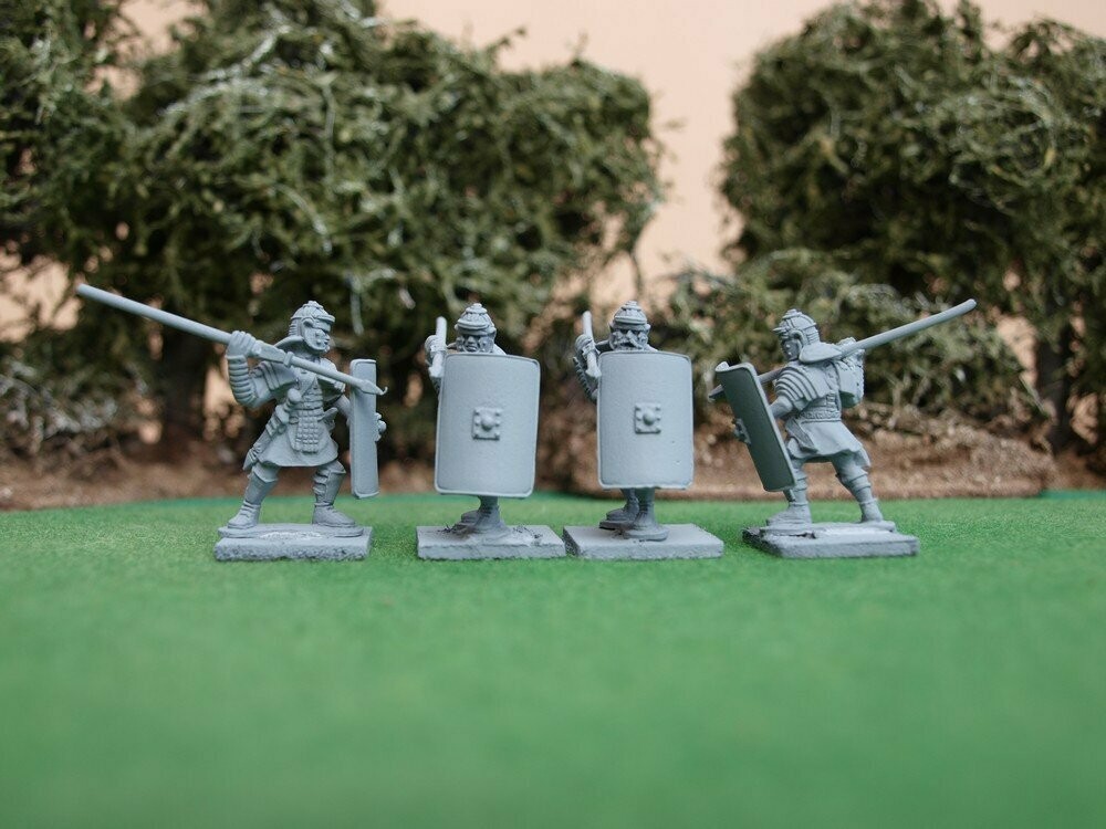 EIR01 Legionaries advancing with pilum overarm + Manica