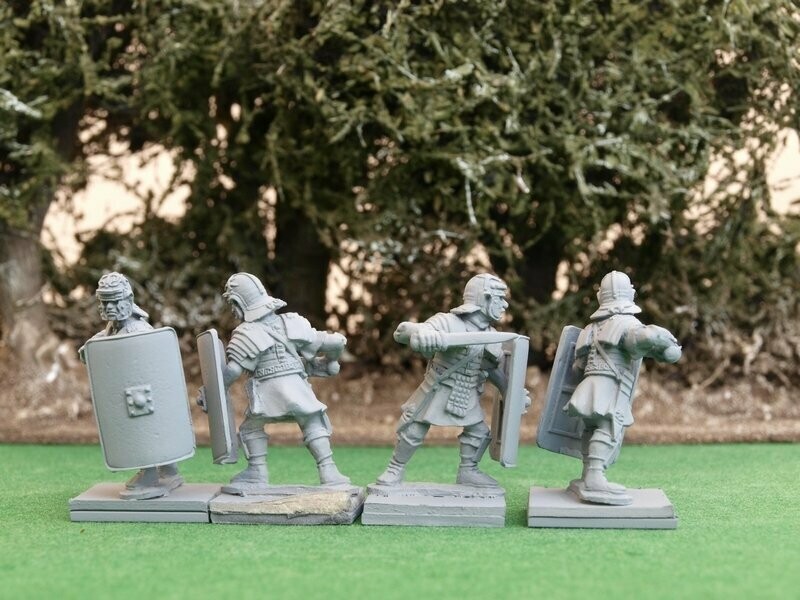 EIR03a Legionaries in lorica and Imperial Gallic 'I'+'J' Helmet