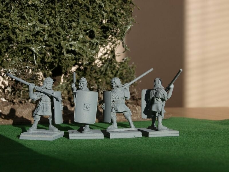 EIR02a Legionaries in lorica and Imperial Gallic 'I'+'J' Helmet