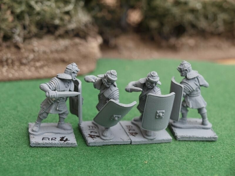 EIR04 Legionaries leaning forward