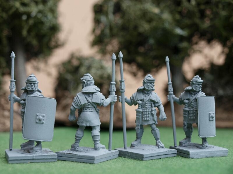 EIR10 Standing Legionaries in Lorica and Italic H