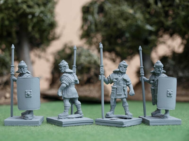 EIR11 Standing Legionaries in Lorica and Italic H