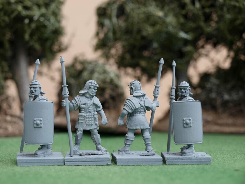EIR12 Standing Legionaries in Lorica with Gallic I+J Helmets ON SALE