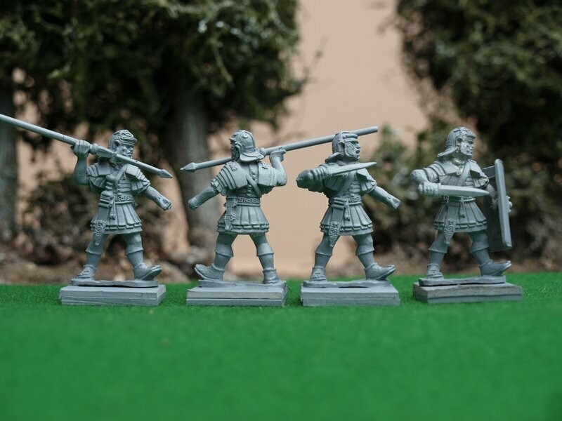 EIR28 Attacking/advancing legionaries in Lorica Segmentata Gallic I&J Helmets