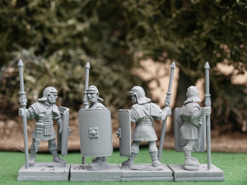 EIR13 Standing Legionaries in Lorica with Gallic I+J Helmets