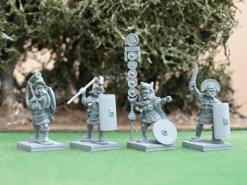 EIR50a Legionary command with I&J helmets