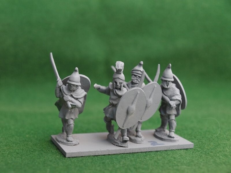 THR02 Thracians in cloaks