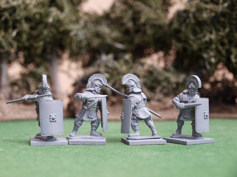 EIR14 Crested Legionaries in Lorica and greaves