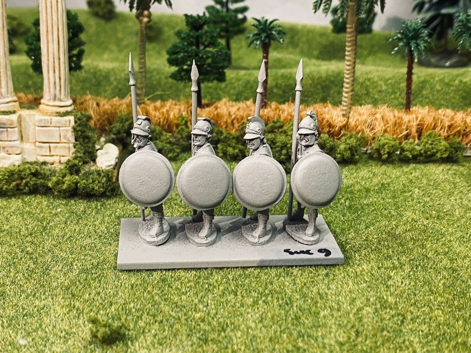 SUC09 Hoplites standing in Linothorax