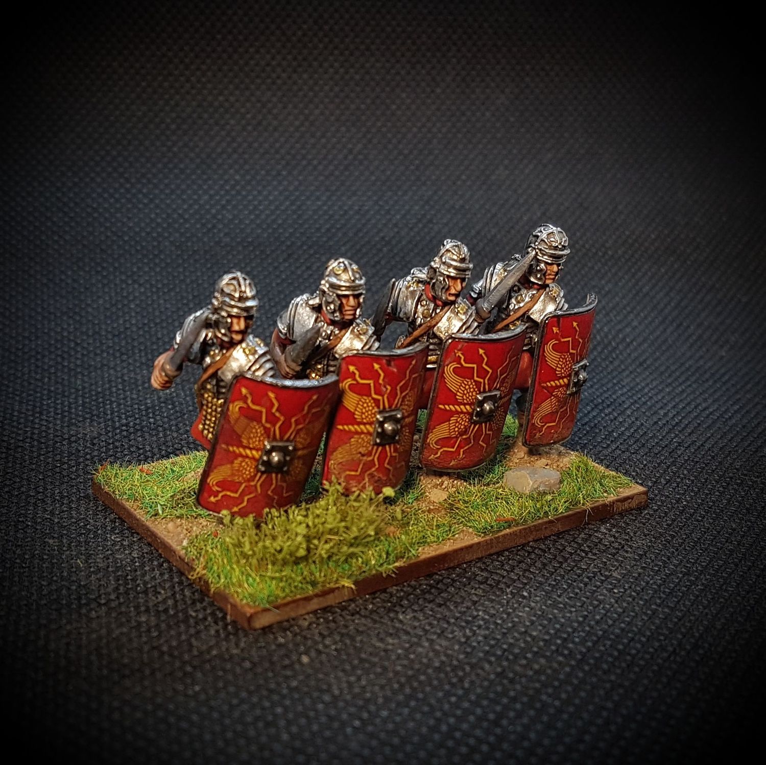EIR04a Legionaries with sword, in Lorica and Imperial Gallic 'I'+'J' Helmet EIR04a Legionaries with sword, in Lorica and Imperial Gallic 'I'+'J' Helmet