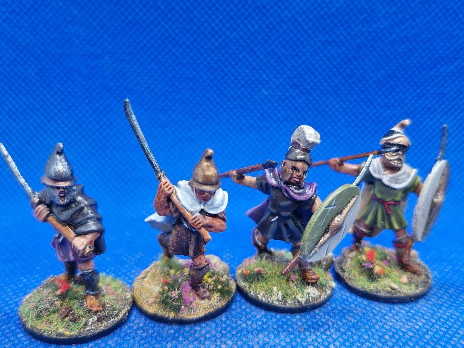 THR02 Thracians in cloaks