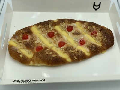 Coca de Sant Joan de crema farcida