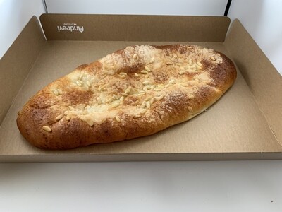 Coca de Sant Joan de pinyons