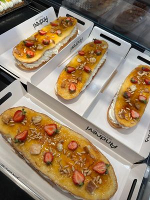 Coca especial de crema cremada i nata