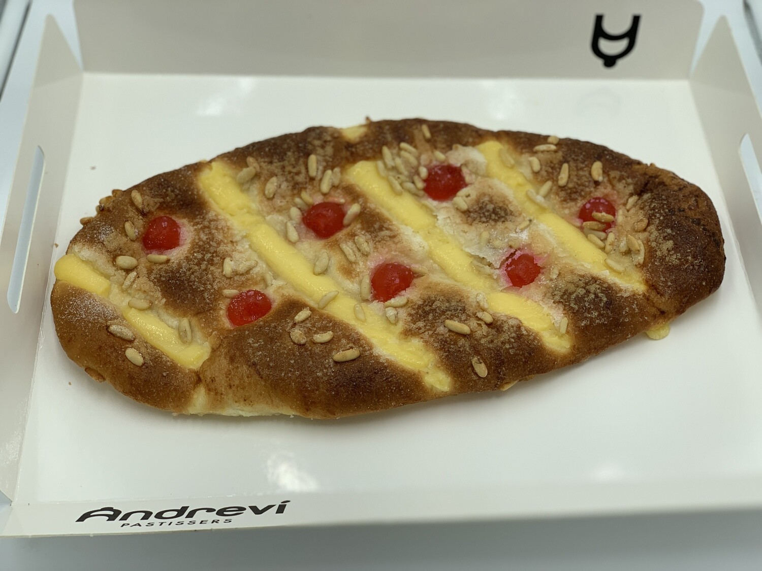Coca de Sant Joan de crema farcida