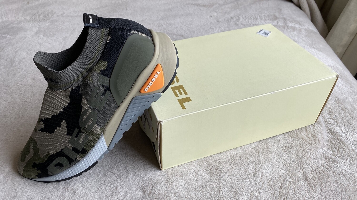 ZAPATILLAS DIESEL, COLOR VERDE MILITAR, TALLAS 41-42