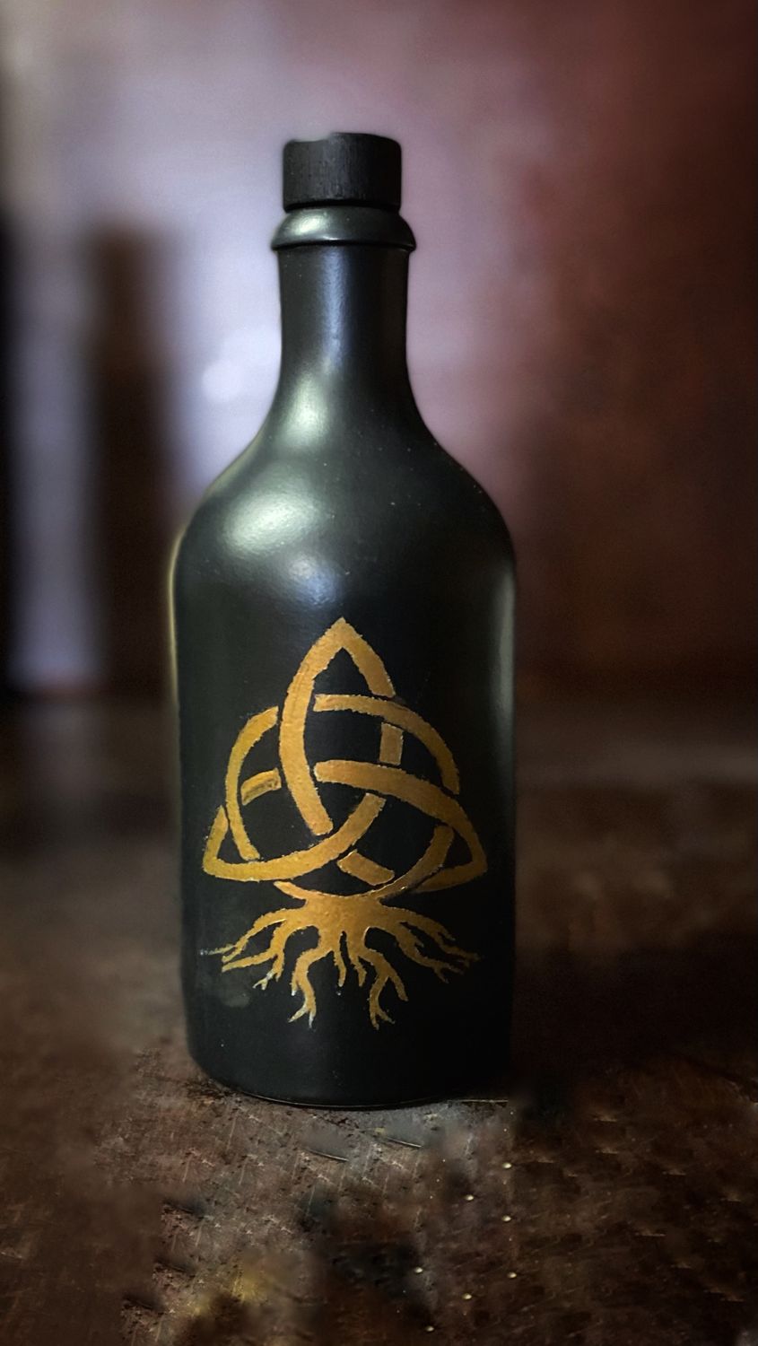 Ein Destillat, veredelt mit ausgewählten Kräutern und Früchten, gesammelt im Wandel der Jahreszeiten.