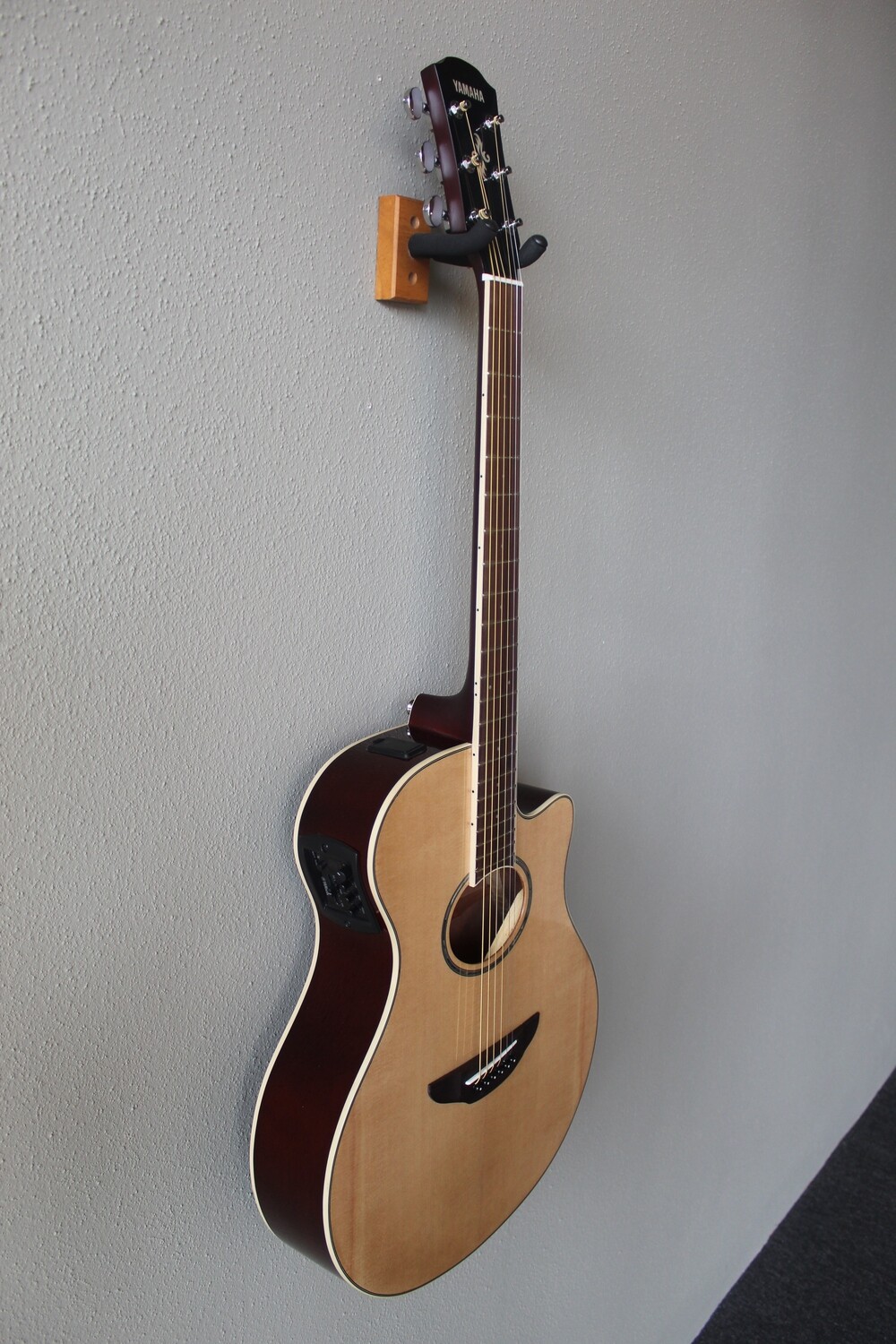 Yamaha APX600 Acoustic Electric Guitar with Gig Bag Natural
