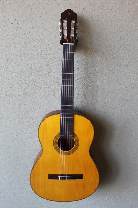 Yamaha CG122MSH Solid Spruce Top Classical Guitar with Gig Bag
