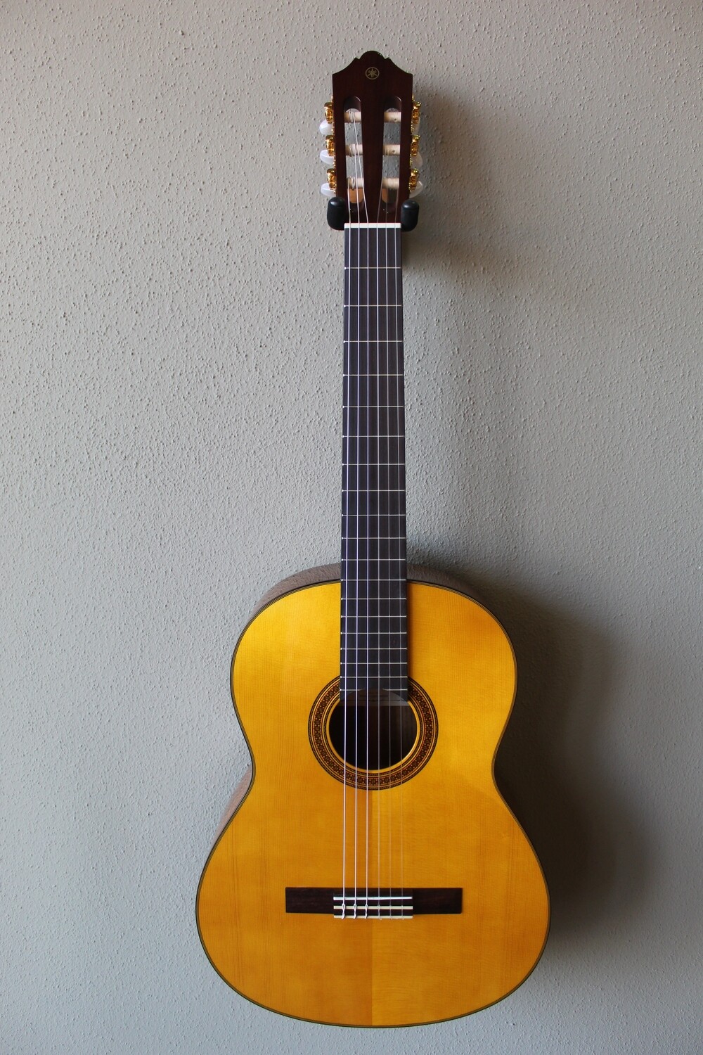 Yamaha CG162S Spruce Top Nylon String Classical Guitar with Gig Bag