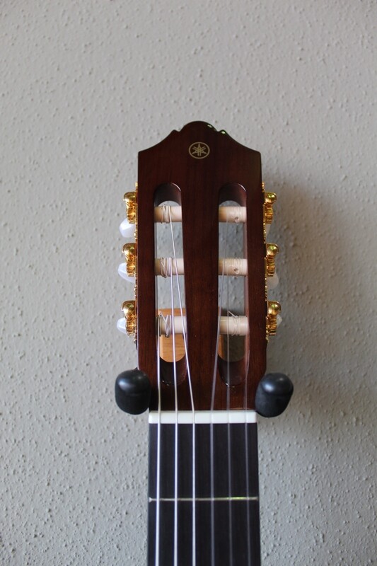 Yamaha CG162S Spruce Top Nylon String Classical Guitar with Gig Bag