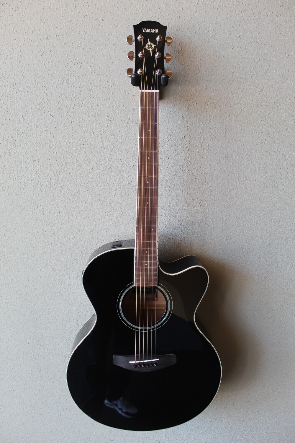 Yamaha CPX600 Medium Jumbo Cutaway Steel String Acoustic Guitar with Gig Bag - Black