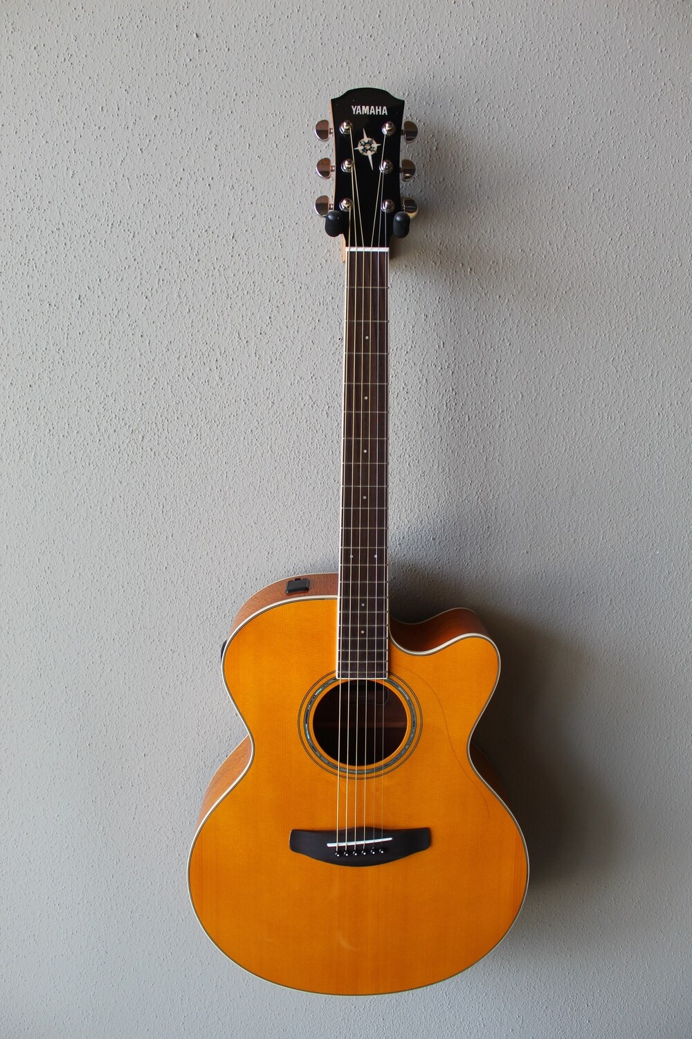 Yamaha CPX600 Jumbo Cutaway Acoustic/Electric Guitar - Vintage Tint