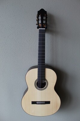 Kremona Romida RD-S Nylon String Classical Guitar with Deluxe Hard Case
