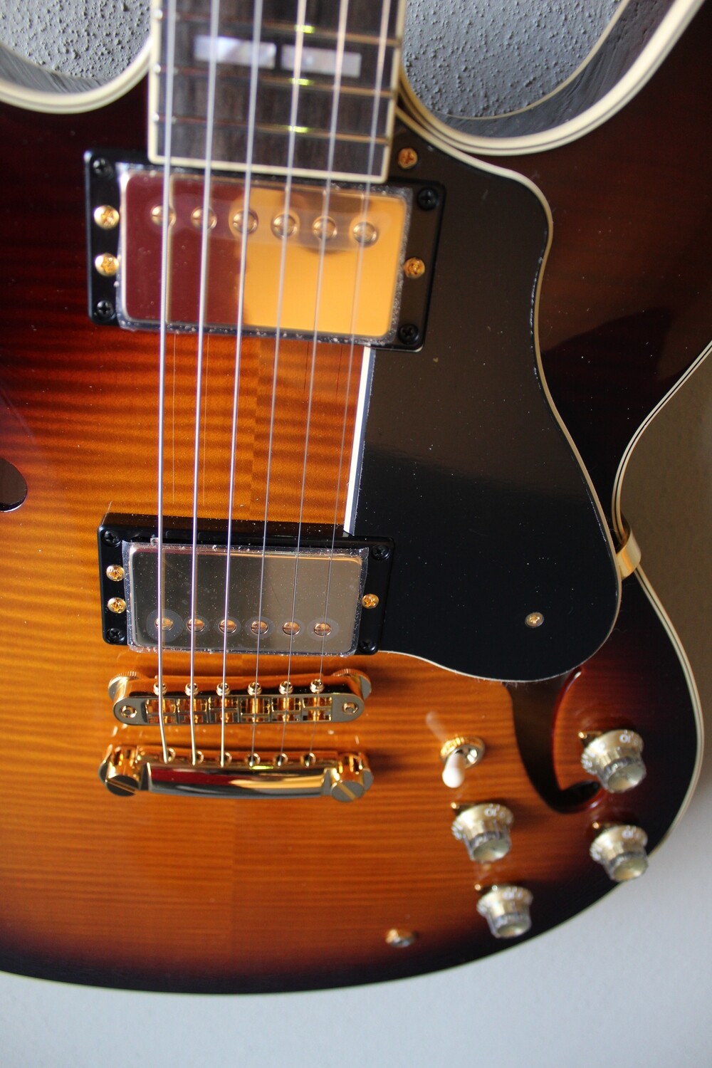 ギター YAMAHA SA2200 SA2200 Semi-Hollowbody Electric Guitar - Yamaha USA