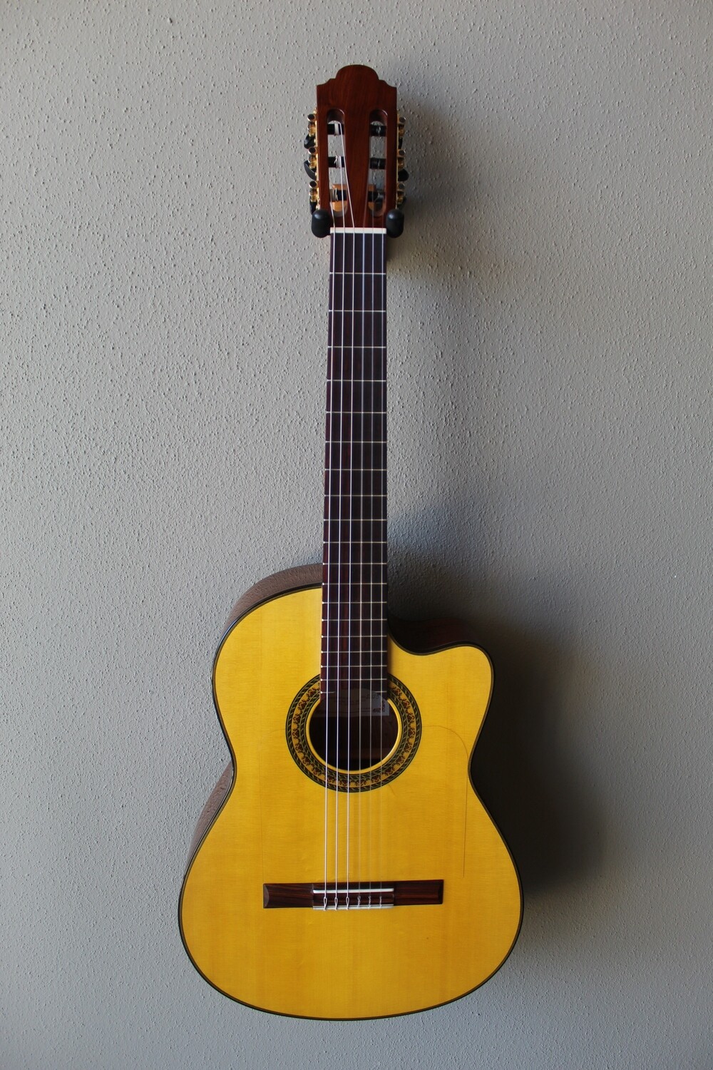 Marlon (Francisco) Navarro Flamenco Negra Guitar with Cutaway - 640 Scale