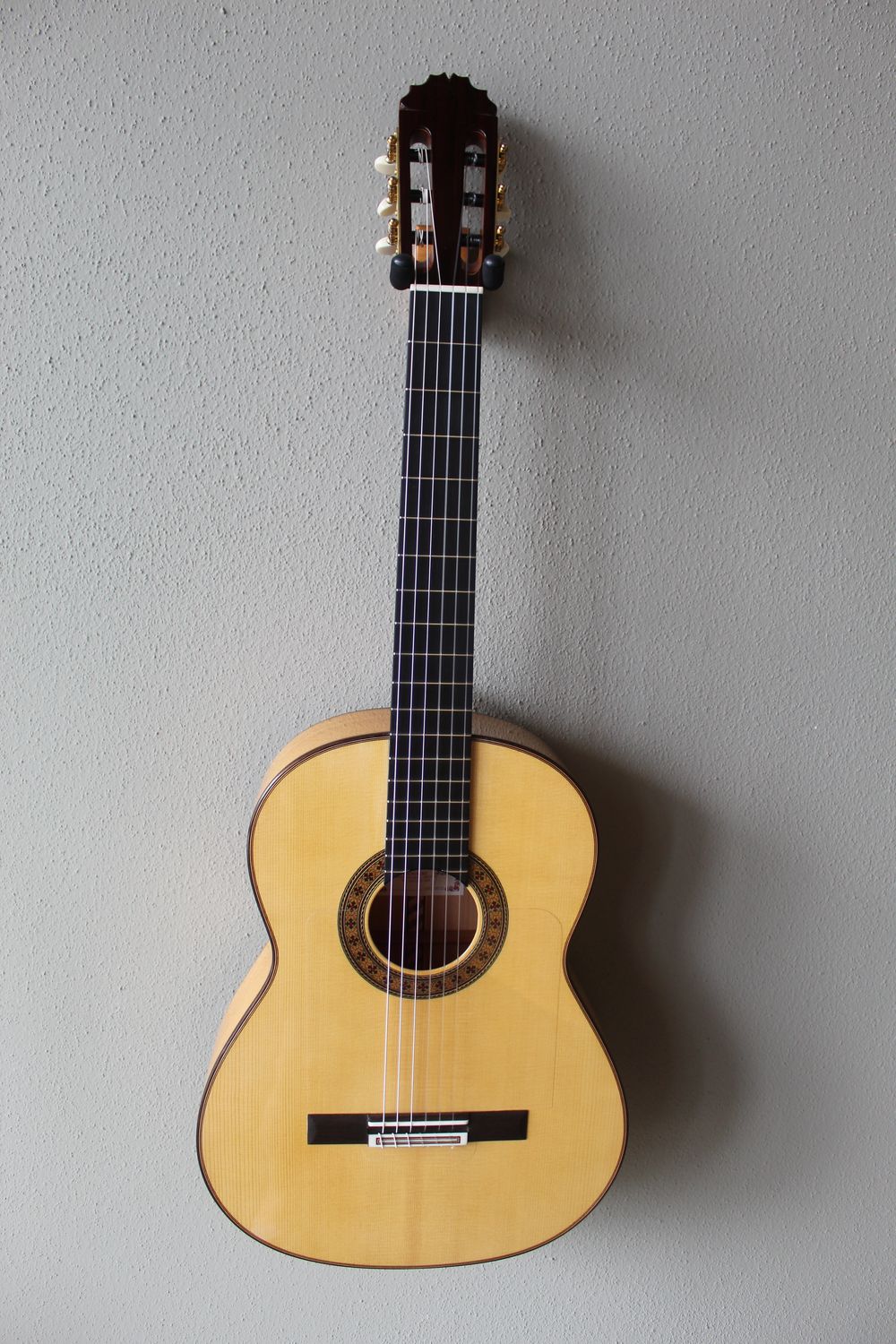 Francisco Navarro Reyes Model Grand Concert Flamenco Blanca Guitar