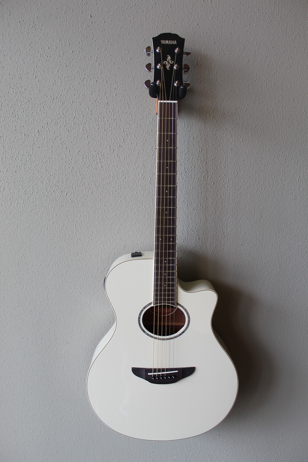 Yamaha APX600 Acoustic/Electric Guitar with Gig Bag - White